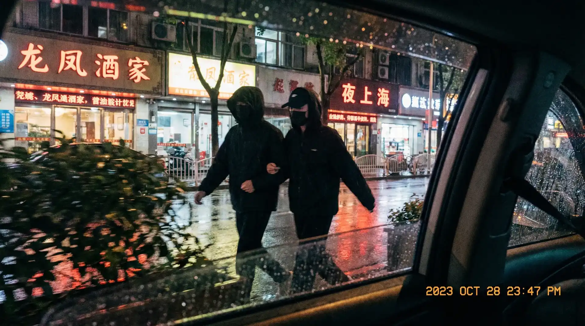 半岛体育 - 顶流明星深夜密会现场抓拍照片